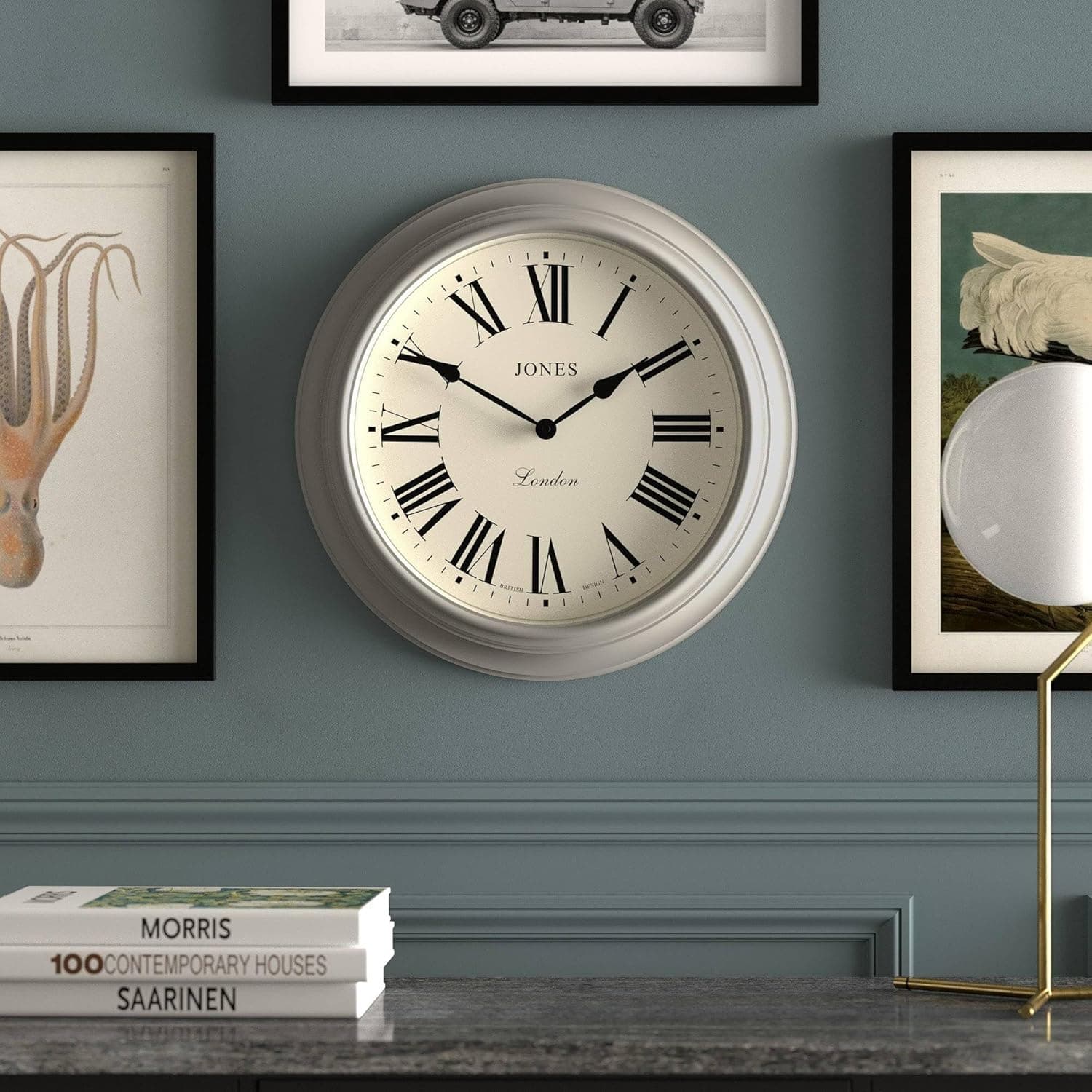 JONES CLOCKS® Supper Club Horloge Murale | Grande Horloge Ronde Classique | 40 cm | Gris Moyen | Chiffres Romains | Un Design Traditionnel idéal pour la Cuisine ou Le Salon