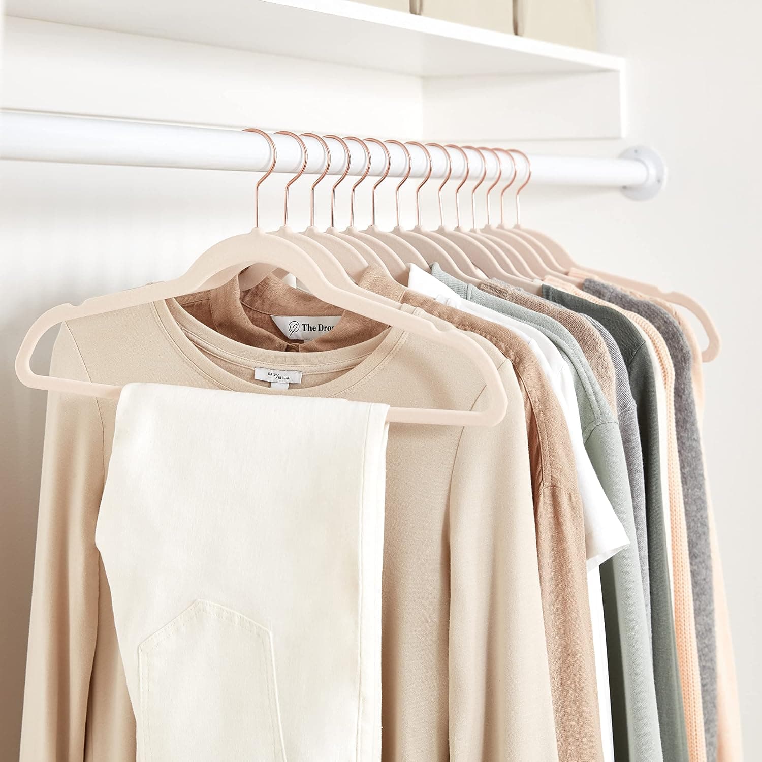Amazon Basics Cintres fins, antidérapants, en velours, Rose Carné/Doré, 50 unités