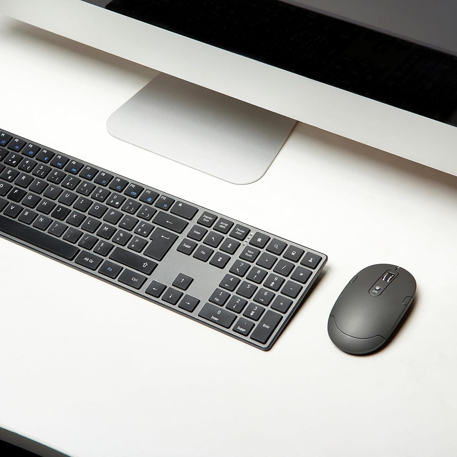 Amazon Basics souris sans fil rechargeable - Clavier complet ultra-mince et silencieux avec pavé numérique, FR Layout Gray, noir