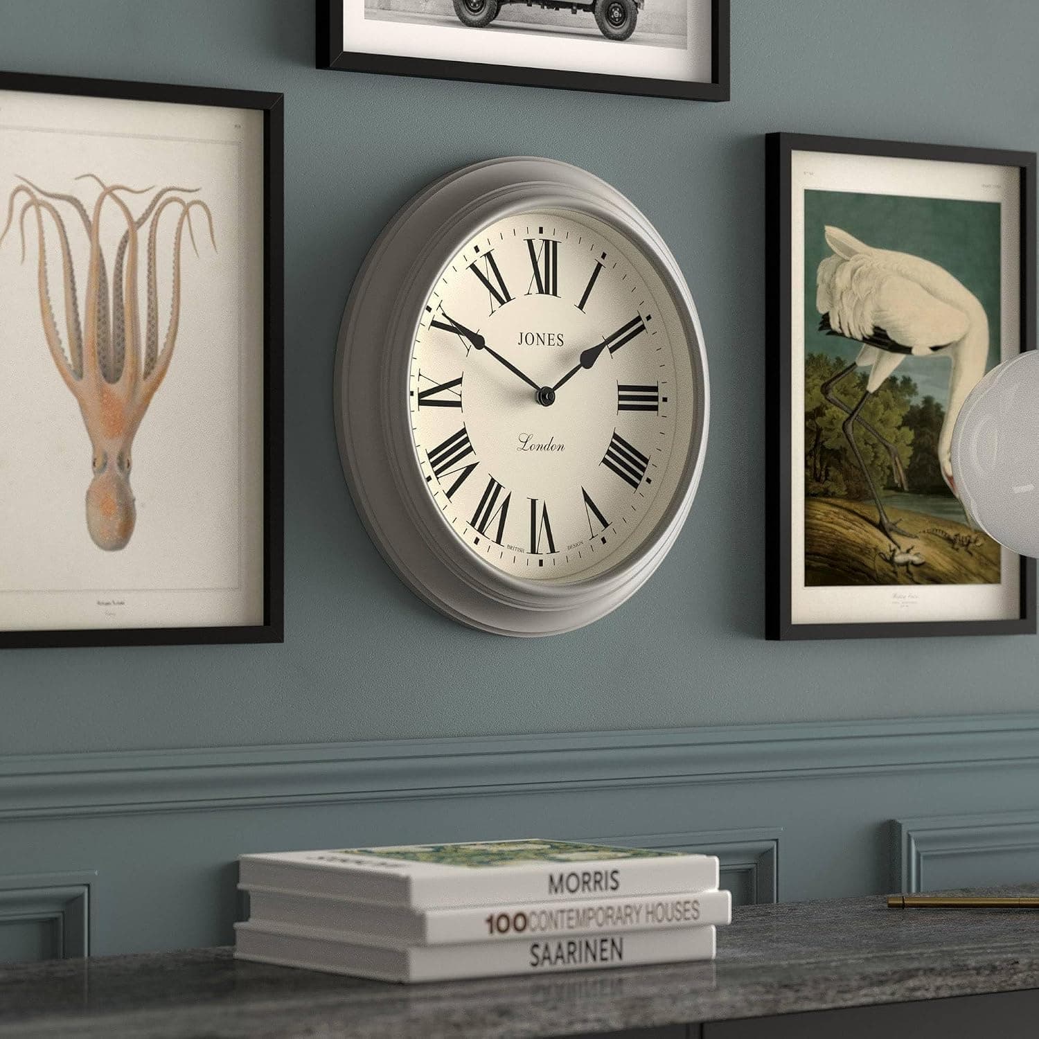 JONES CLOCKS® Supper Club Horloge Murale | Grande Horloge Ronde Classique | 40 cm | Gris Moyen | Chiffres Romains | Un Design Traditionnel idéal pour la Cuisine ou Le Salon