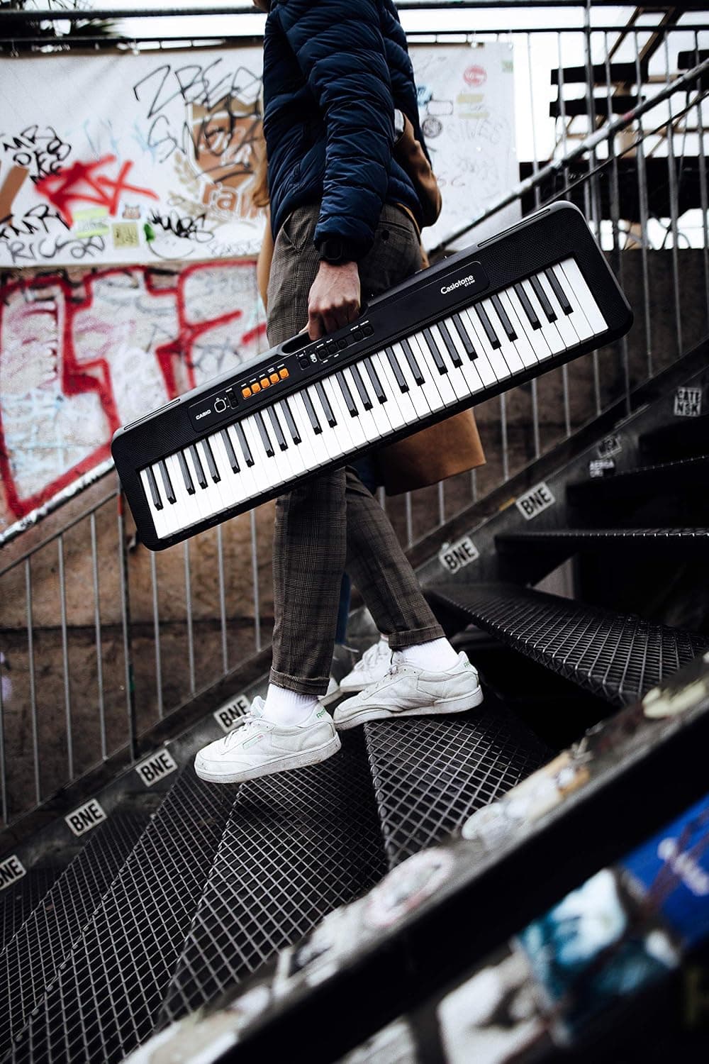 Casio Casiotone CT-S100 Clavier avec 61 Touches Standard, 122 sons & 61 Rythmes d'accompagnement, Noir