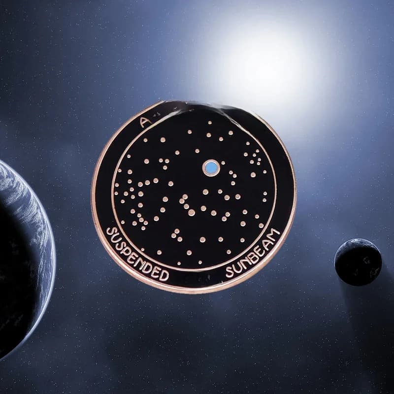 Carl Sagan – Badge à pois bleu pâle, une bouche de poussière suspendue dans un rayon de soleil, broche de terre, espace, Science, Art, épingle à revers en émail