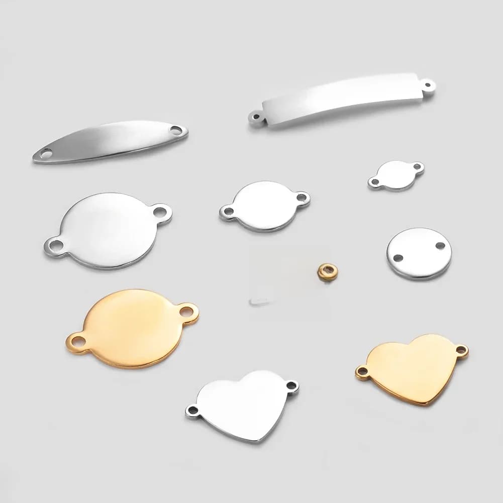 Breloques avec logo gravé sur mesure, étiquettes vierges en acier inoxydable avec connecteur à 2 trous, pour la fabrication de bijoux, vente en gros, 50 pièces/lot