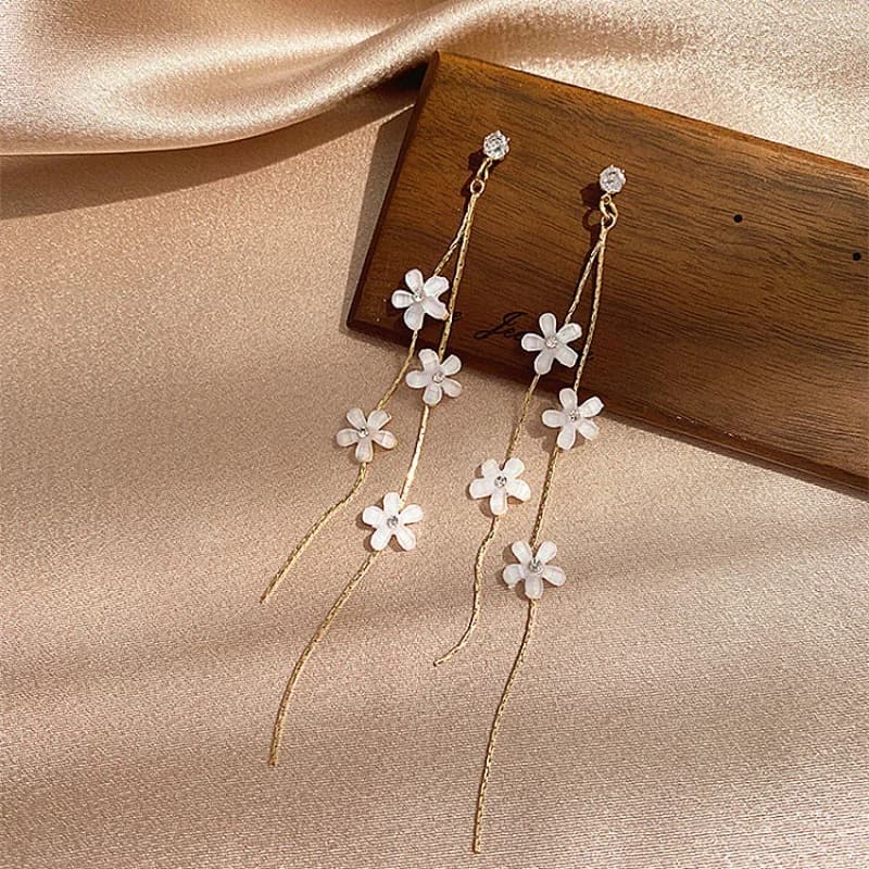 Nouvelles boucles d'oreilles asymétriques à pampilles et fleurs pour femmes, style coréen, marguerite blanche, strass, bijoux de fête, cadeau