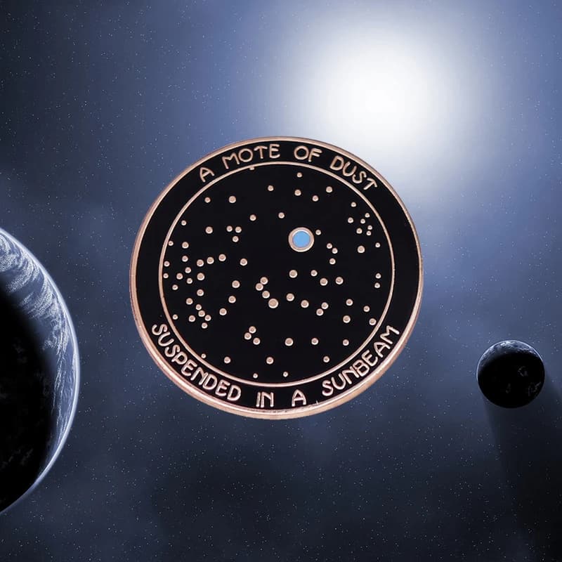 Carl Sagan – Badge à pois bleu pâle, une bouche de poussière suspendue dans un rayon de soleil, broche de terre, espace, Science, Art, épingle à revers en émail
