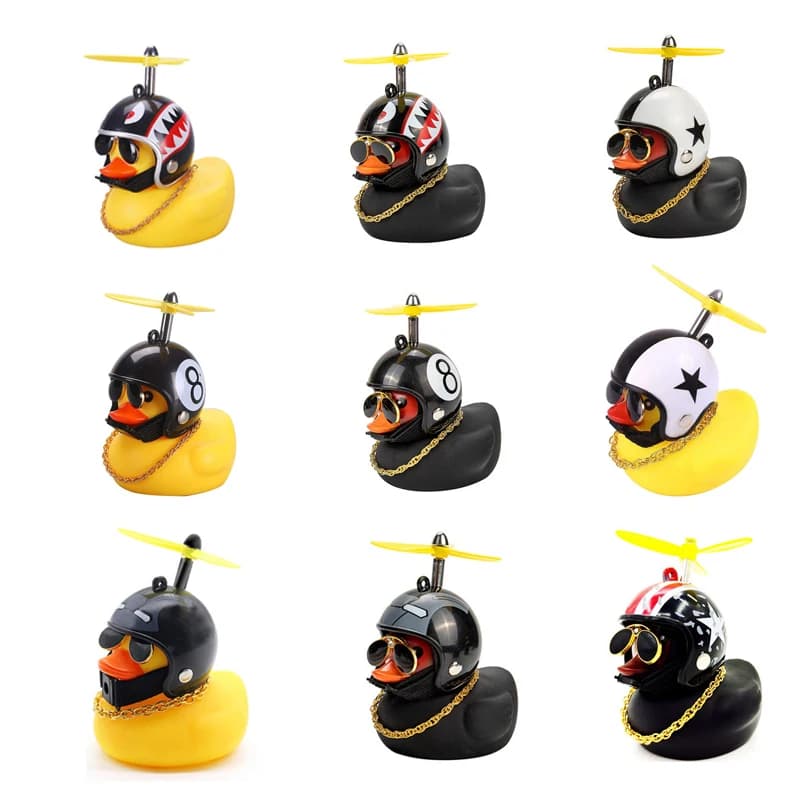 Canard en caoutchouc avec casque d'hélice, jouet de voiture, décorations de planche Prada, canard jaune, lunettes sympas, ornements