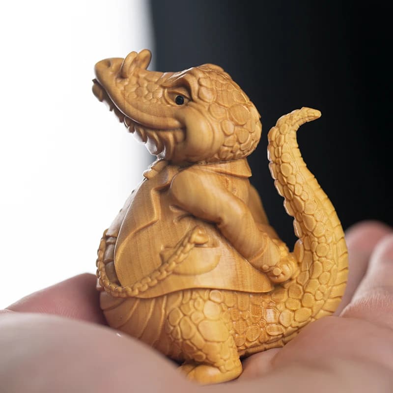 Figurine unique de Crocodile Cartoon, sculptée main en bois. Ornement, sculpture artistique animale. Décoration pour maison, bureau, table.