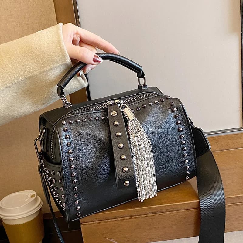 Sac à main de luxe pour femme avec rivets, sac à bandoulière tendance à large sangle, sacs à bandoulière pour femme avec chaîne et pompon, sacs Boston noirs pour femme