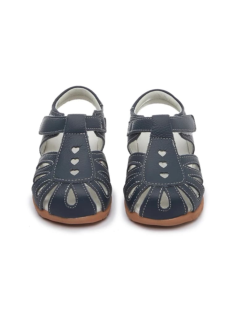 Sandales plates pour filles, en cuir véritable, à semelle souple, bout fermé, chaussures d'été pour enfants.