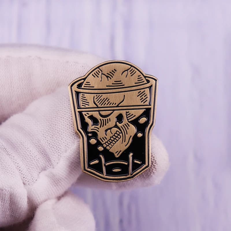 Broche en émail dur pour crâne de Cocktail, tatouage américain traditionnel Vintage, whisky Bourbon, broche faite à la main