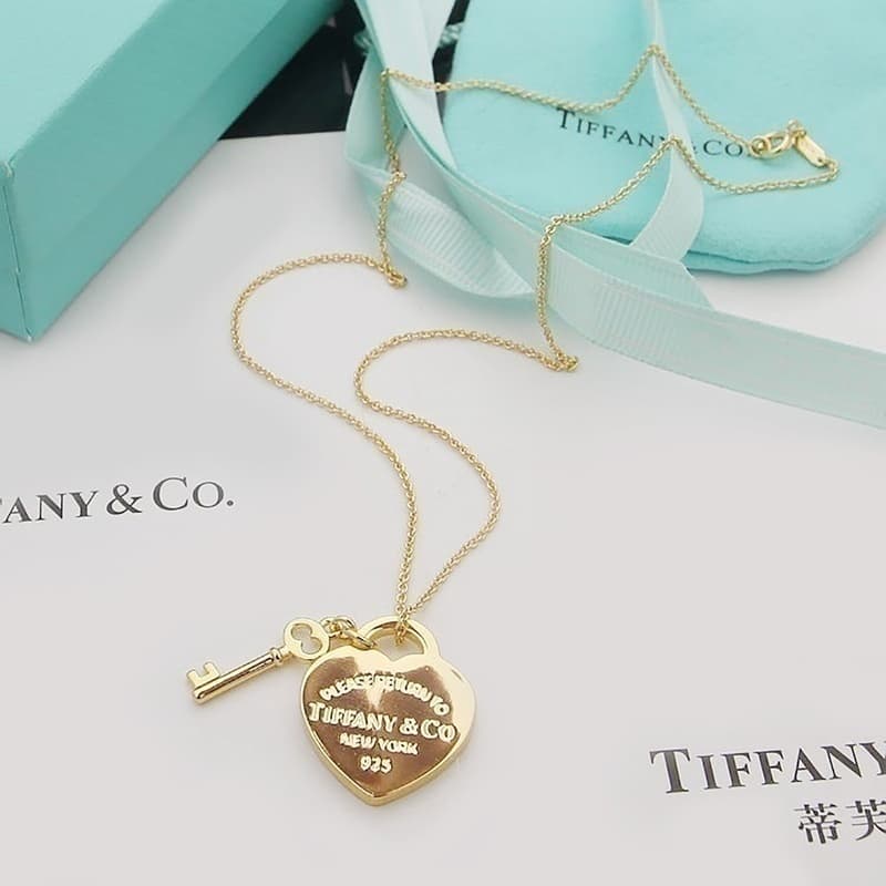 Collier pendentif cœur avec breloque clé, idéal au quotidien et pour les occasions spéciales.