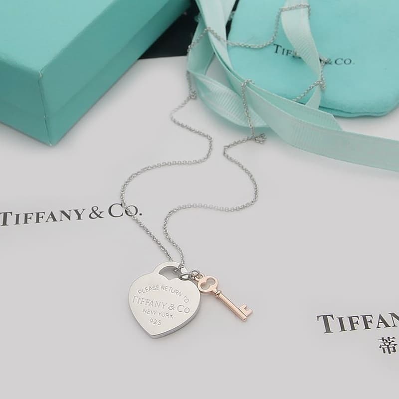 Collier pendentif cœur avec breloque clé, idéal au quotidien et pour les occasions spéciales.