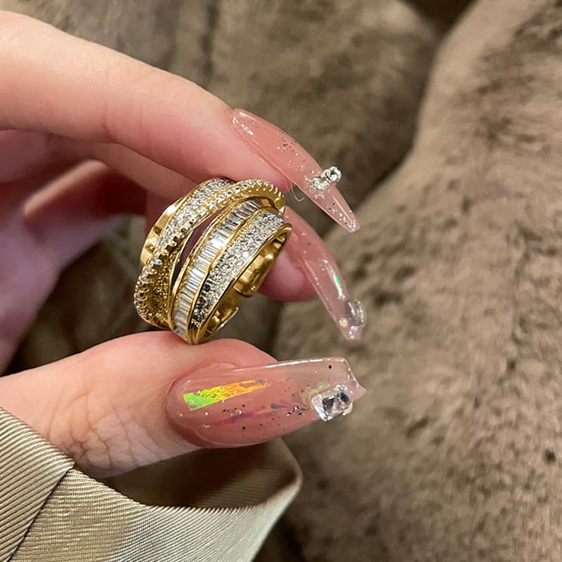 Bague de créateur légère et luxueuse sertie de zircon brillant, style rétro avec découpe en croix et bague personnalisée pour l'index.