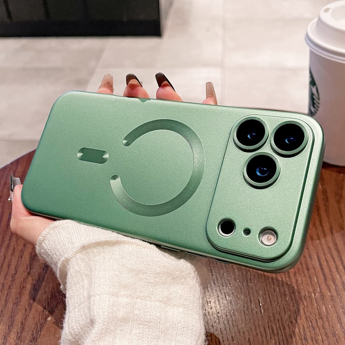 Coque souple magnétique à peinture métallisée pour iPhone 17 Air 16 E 15 14 Plus 13 12 11 Pro Max avec chargeur sans fil