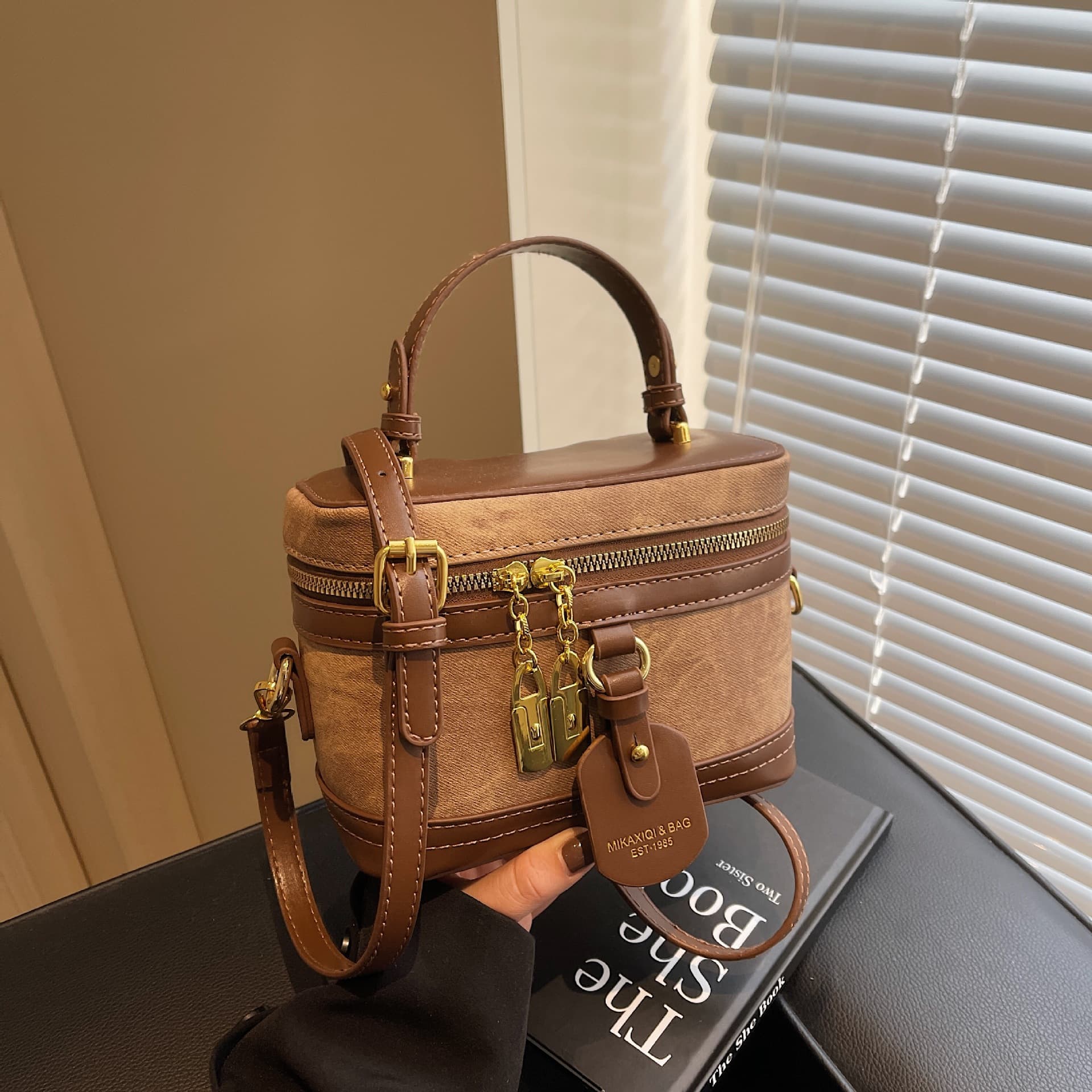 High End Niche Handbag For Women 2024 New Fashionable Contrasting Color Crossbody With Versatile Texture, Portable