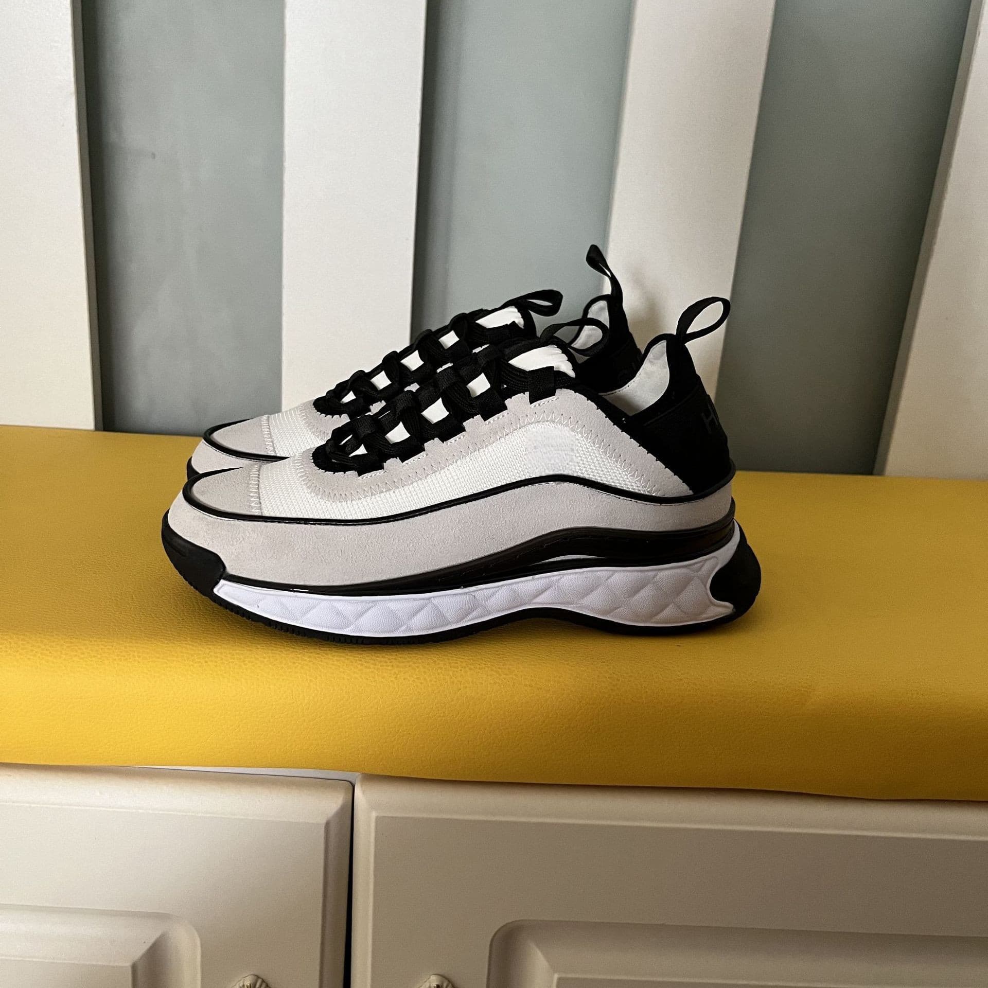 Baskets pour femmes 2025 Nouveau style Chaussures compensées cachées Décontractées Blanches Polyvalentes Semelle épaisse Coussin d'air Chaussure