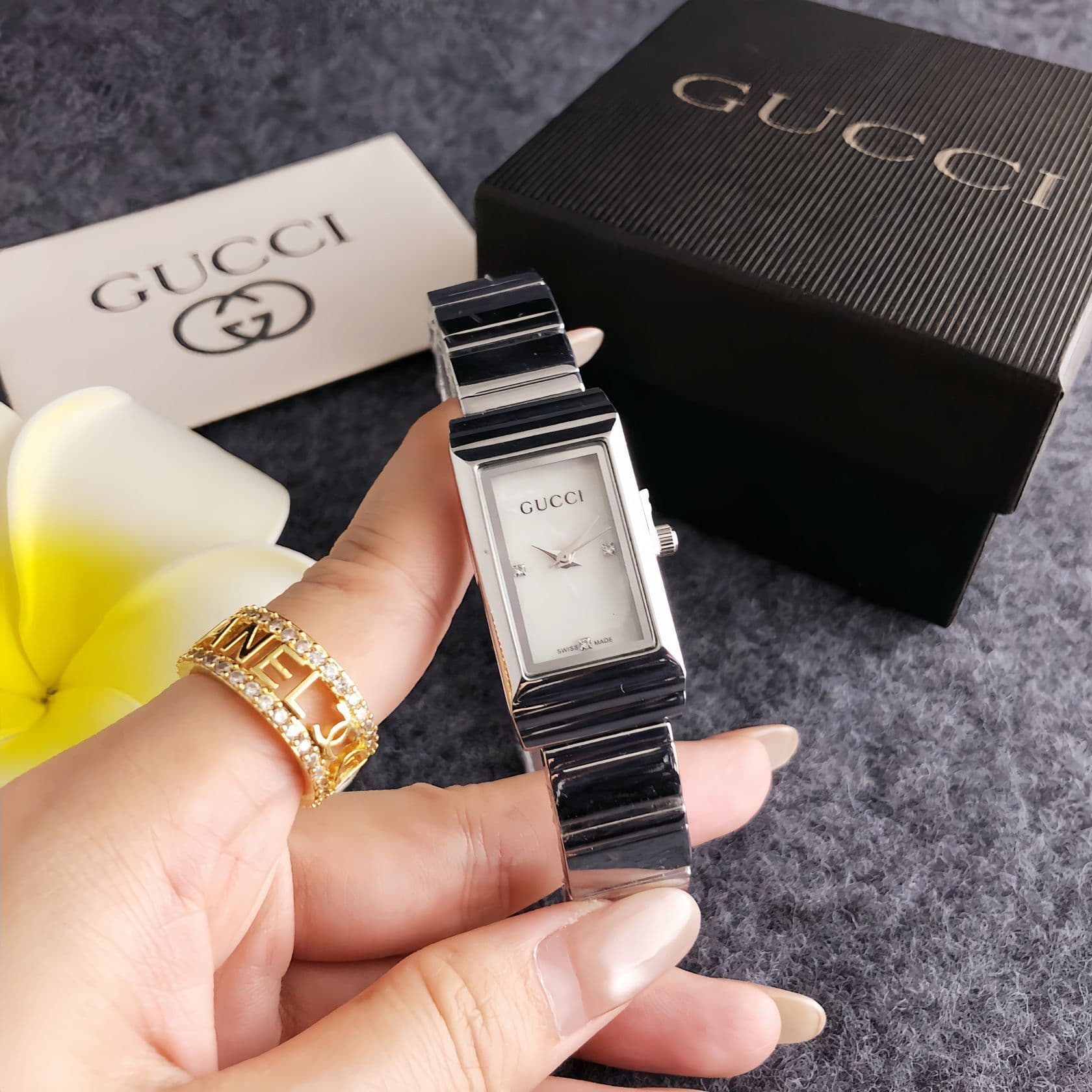 Montre de luxe tendance et abordable pour femme, avec un cadran rectangulaire unique.
