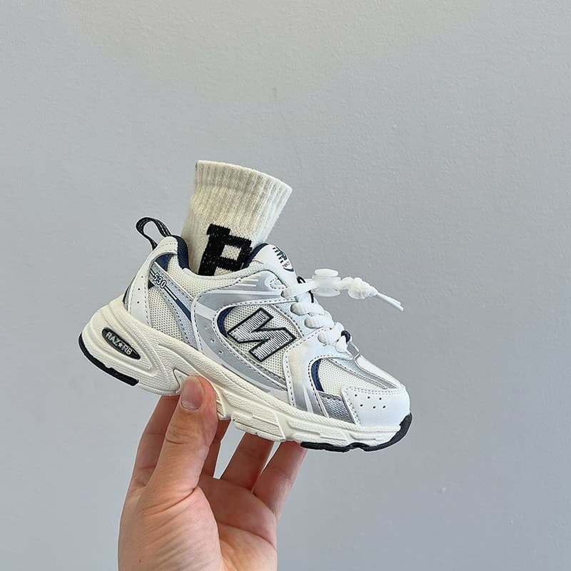 Chaussures légères pour garçons, en maille respirante, collection automne 2026, avec boucle rotative blanche.