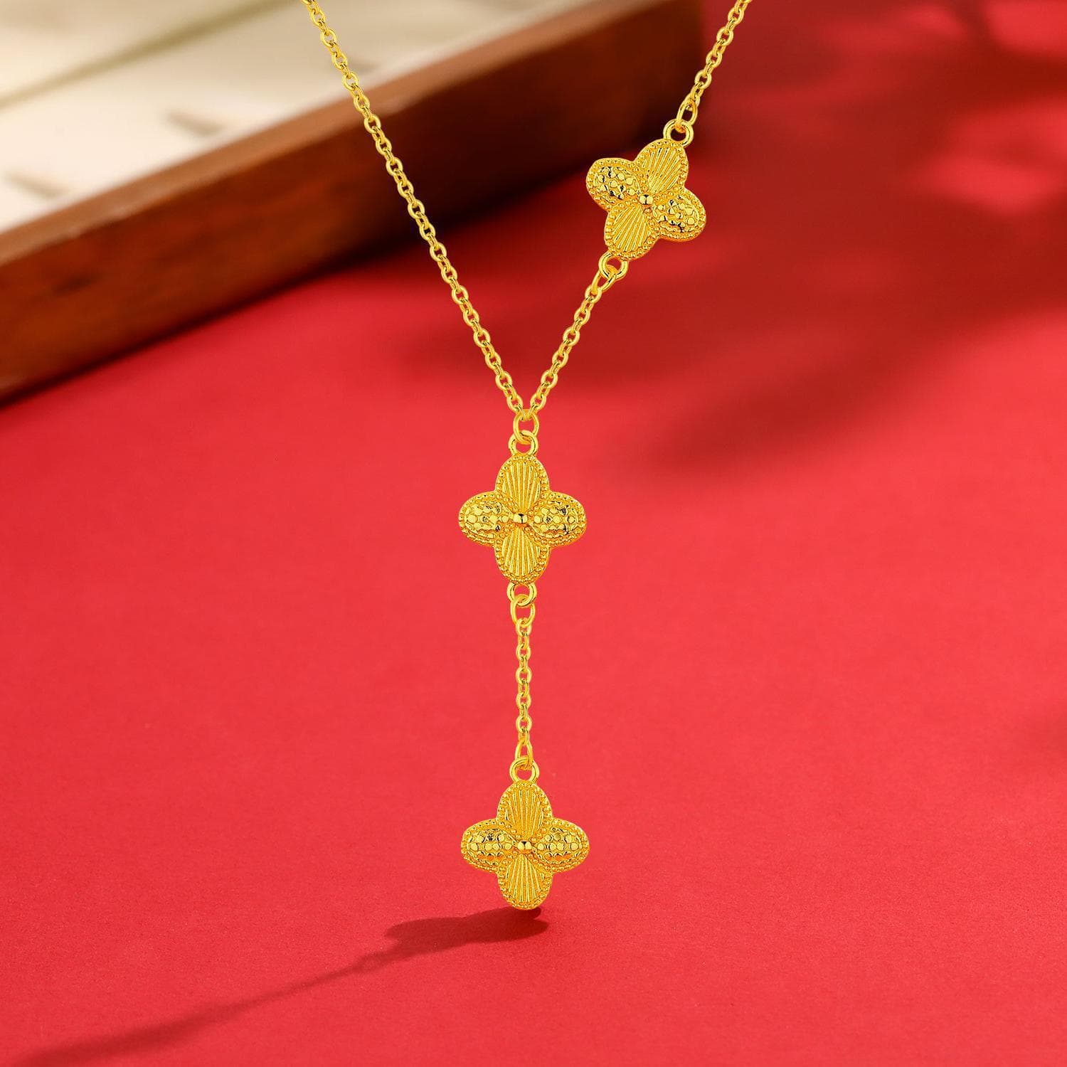 Fish Scale Three Flowers Four Leaf Clover Pendant Necklace For Women Fashion Tassel Light Luxury Elegant Niche Design