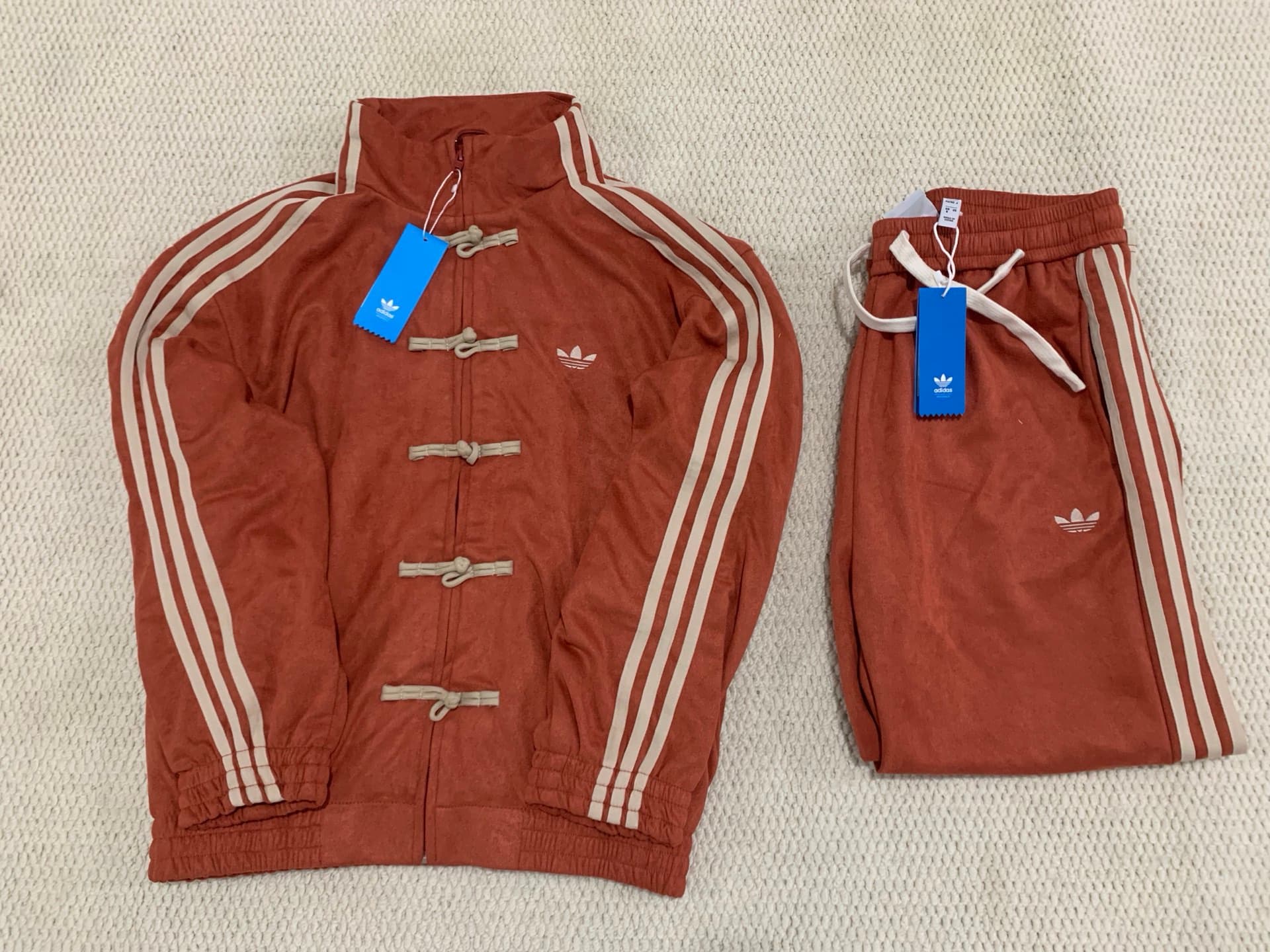 Ensemble veste et pantalon de sport unisexe Adidas Année du Cheval Édition Limitée 2026, style chinois, coupe ample, fermeture éclair et rayures.