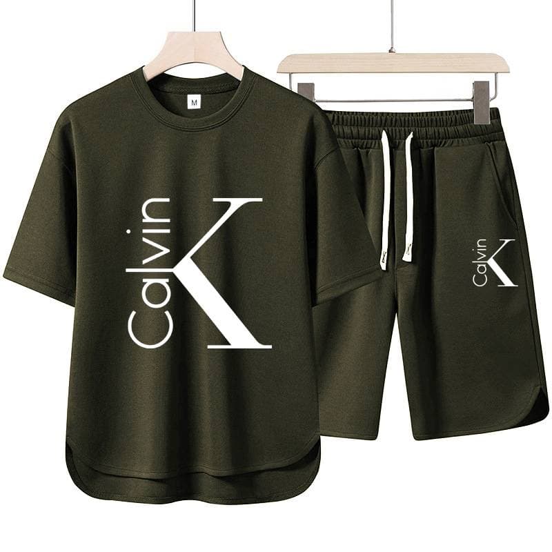 Ensemble deux pièces décontracté et sportif pour femme, composé d'un haut à manches courtes et d'un short confortable.