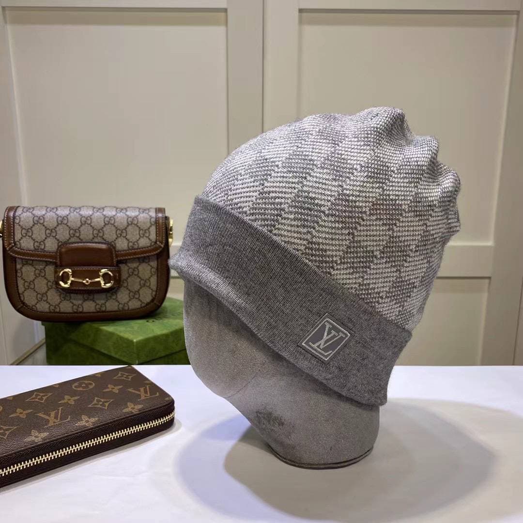 Des chapeaux tricotés chauds de créateurs sont disponibles pour hommes et femmes