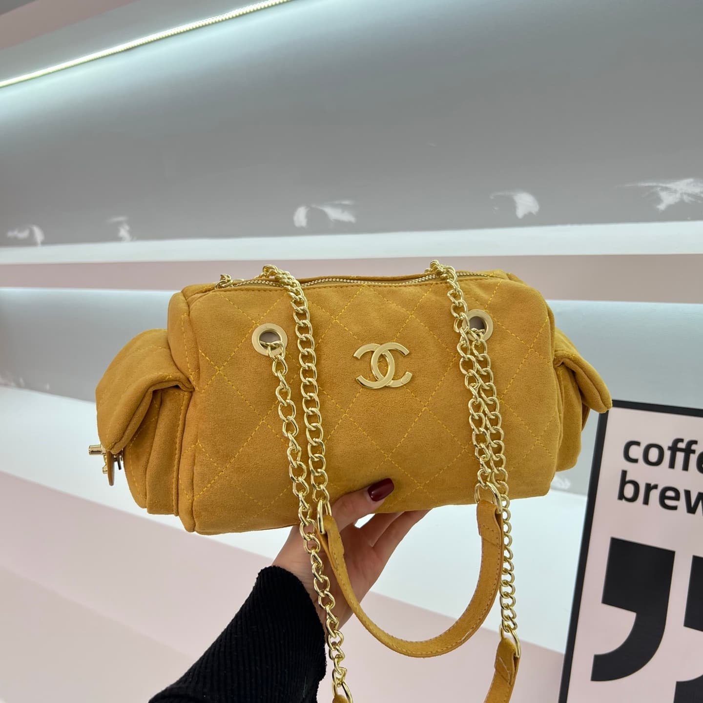 Sac bandoulière à chaîne au design moderne et élégant pour femme, idéal pour les voyages et le shopping.