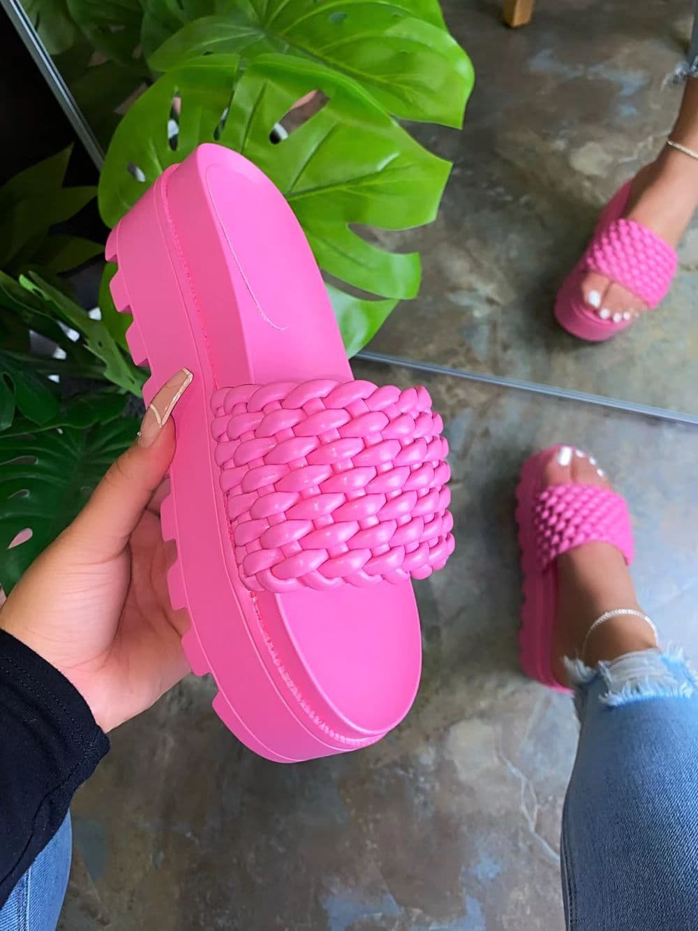 Women's large size women's shoes muffin bottom on top of a thick sole to increase a slip-on flip-flops
