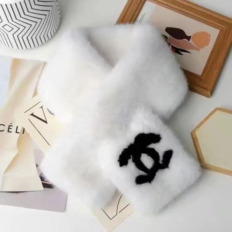 Cache-oreilles/couvre-bras en fourrure de lapin doublée du logo Double C. Un indispensable pour rester au chaud en hiver. Vente directe d'usine.