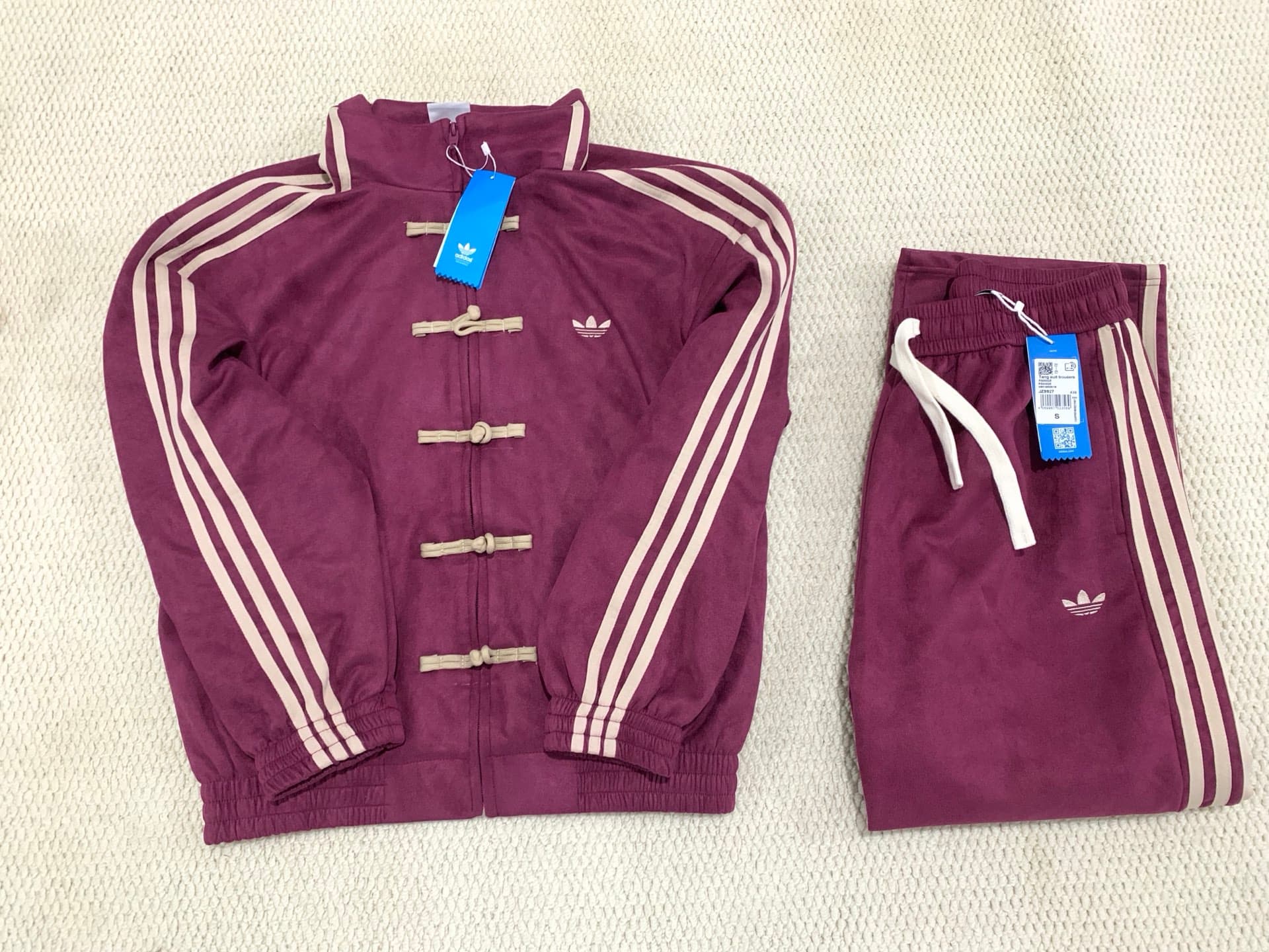 Ensemble veste et pantalon de sport unisexe Adidas Année du Cheval Édition Limitée 2026, style chinois, coupe ample, fermeture éclair et rayures.