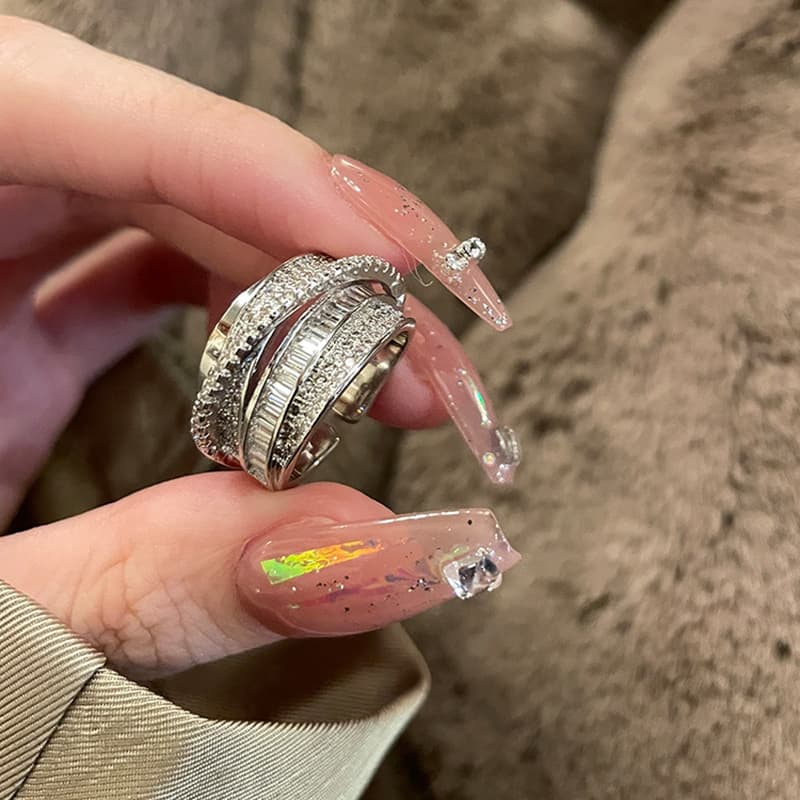 Bague de créateur légère et luxueuse sertie de zircon brillant, style rétro avec découpe en croix et bague personnalisée pour l'index.