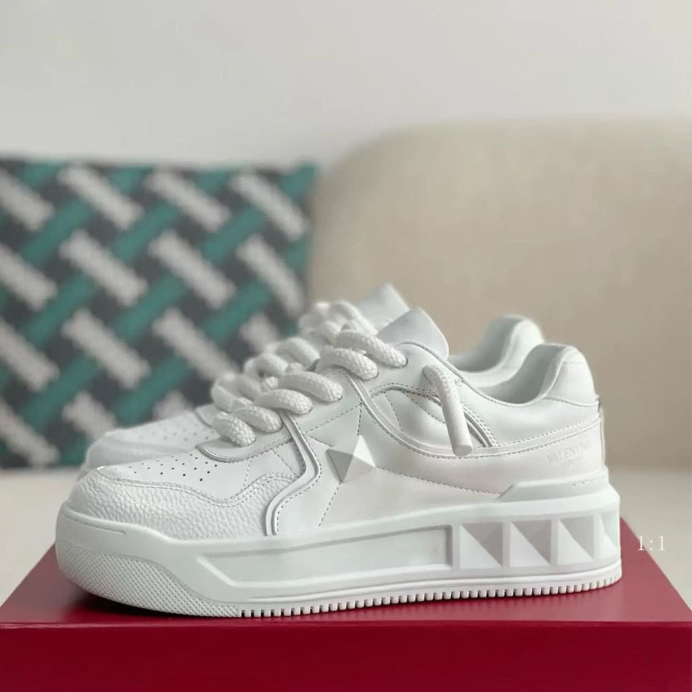 Chaussures blanches à semelles épaisses et rivets rehaussants pour hommes, style décontracté, polyvalent et tendance pour femmes.