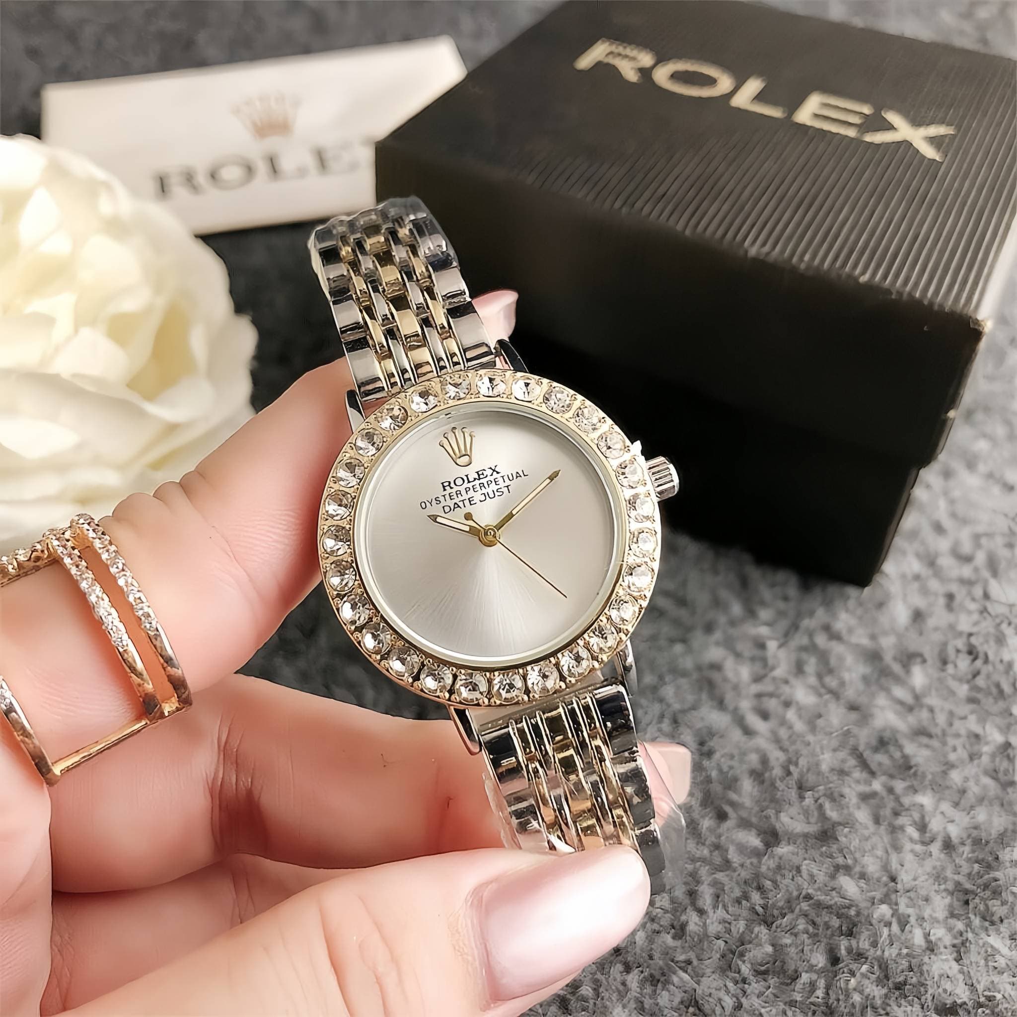Petite montre femme délicate avec diamants cadran vert montre de marque