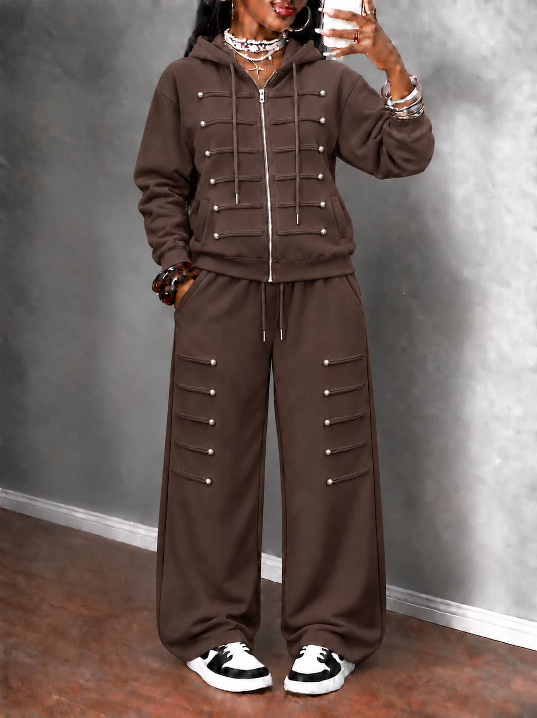 Ensemble deux pièces pour femme, style universitaire, avec sweat à capuche, pantalon large et veste légère.