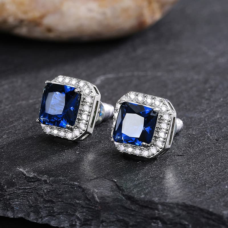 Boucles d'oreilles puces carrées exquises pour femmes, entièrement serties de diamants et de zircons verts.