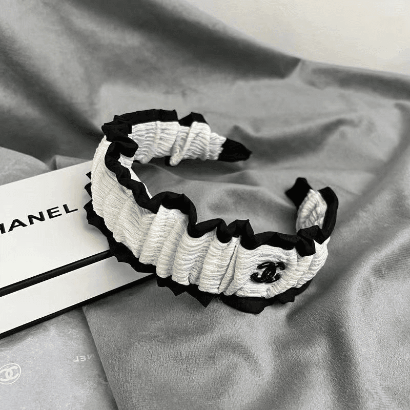 Bandeau style Hepburn rétro sophistiqué, accessoire de coiffure à la française, bordure large et volantée.