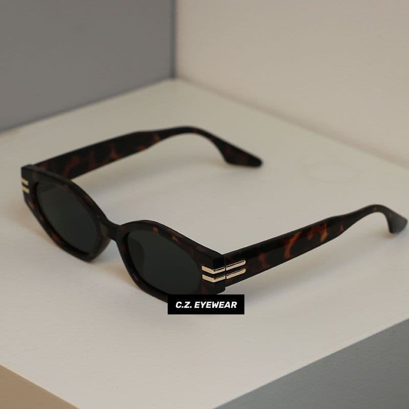 European and American super cool Jennie the same cat-eye polygon sunglasses hip hop style small face slimmer with a number of sunglasses