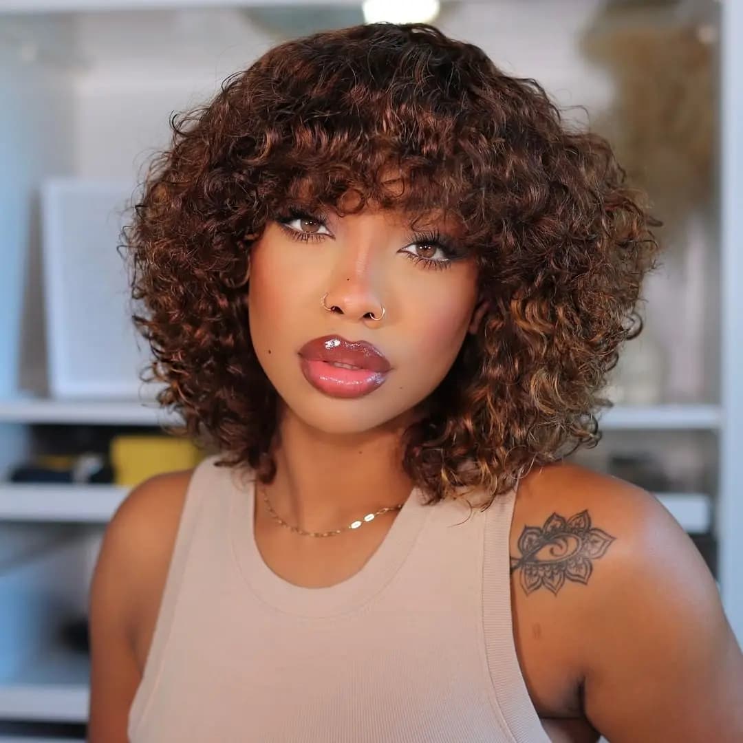 Perruques de cheveux humains bouclés courts bruns Pixie Bob avec frange Jerry Curly Wig Highlight perruques colorées pour femmes