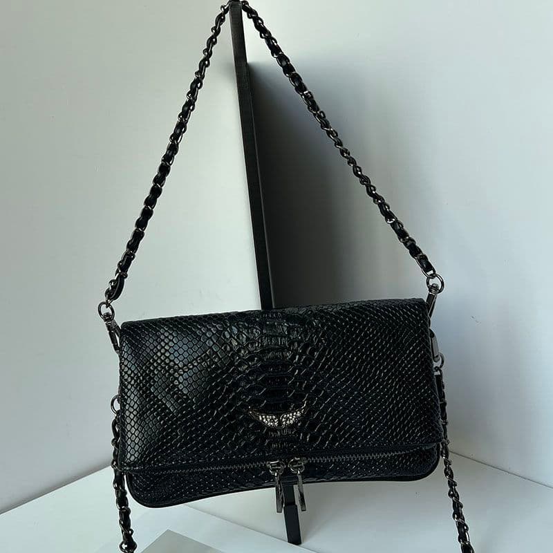 Sac bandoulière classique Zadig & Voltaire avec bandoulière réglable, idéal pour les voyages et le quotidien.