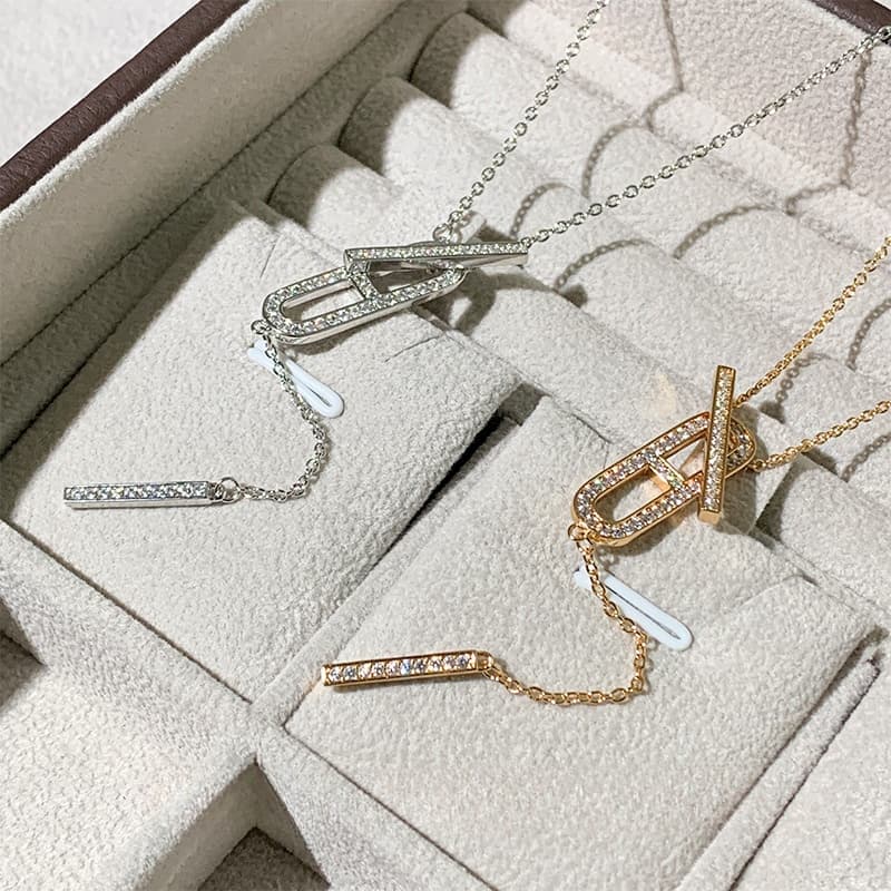 Designer Women's Classic Full Diamond Pig Nose Necklace with Light Luxury Diamond Inlaid Zircon High Fashion Women's Necklace