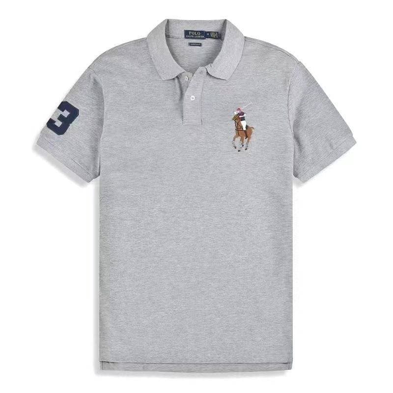 Polo homme à manches courtes et col à revers, orné d'une broderie représentant un grand cavalier et d'un écusson n° 3 sur la manche.