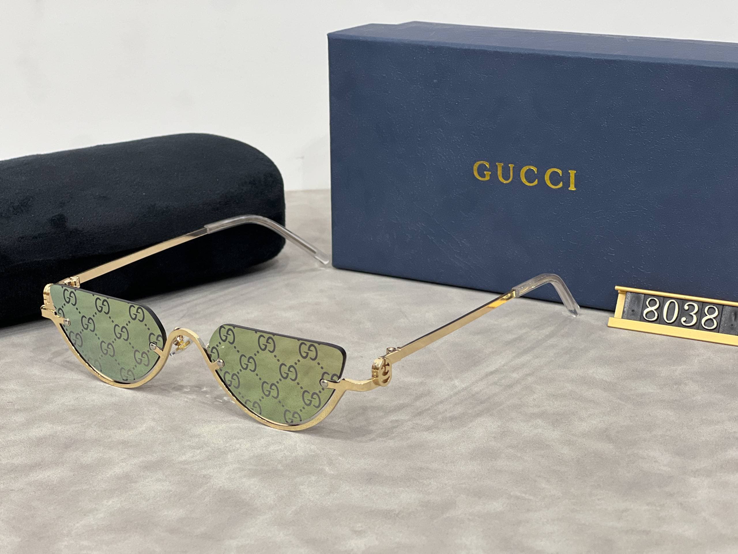 Lunettes de soleil œil de chat à monture basse, style rétro métallisé tendance 2026, pour une touche d'élégance.