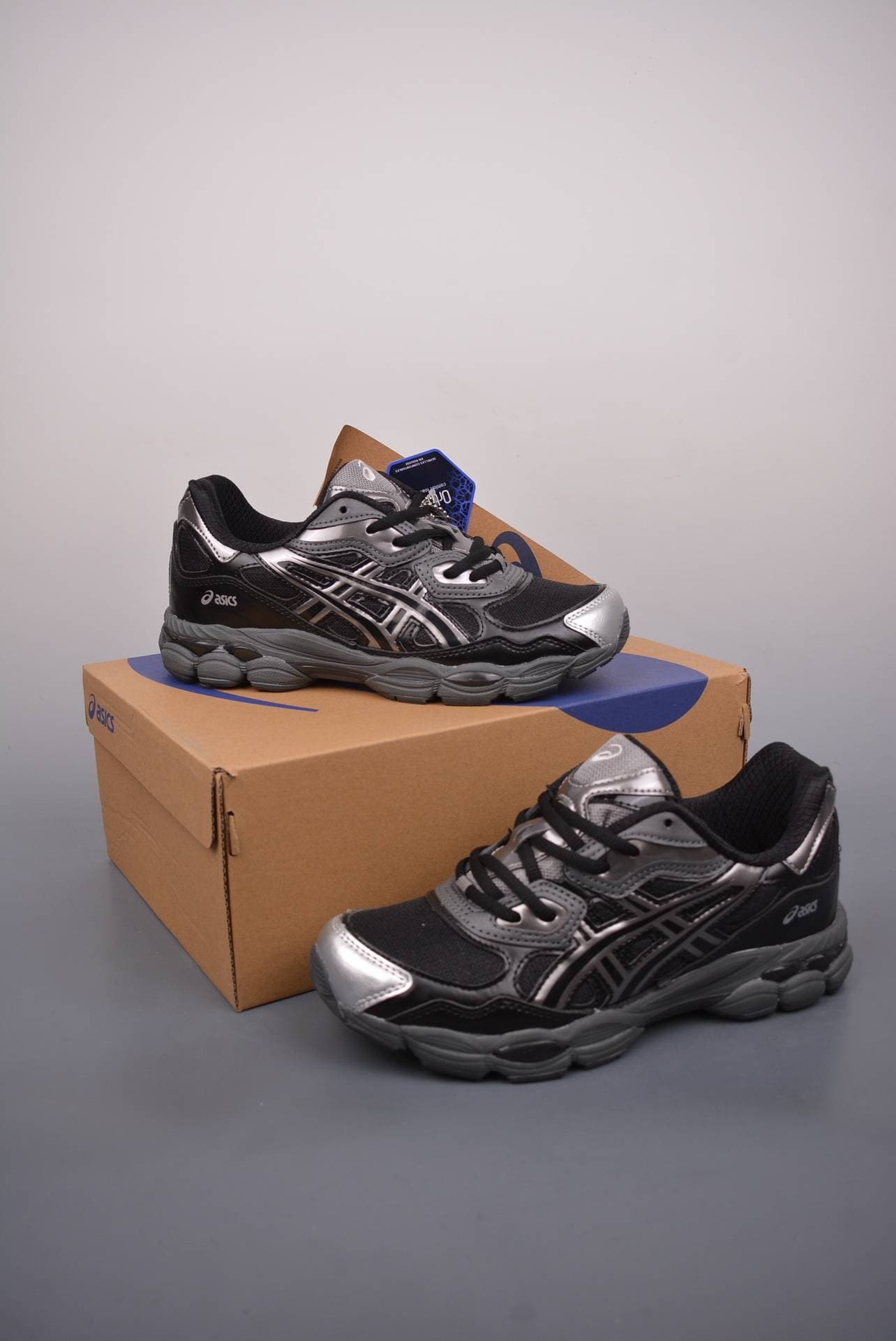 Dépêchez-vous ! Offre limitée dans le temps sur les chaussures ASICS aux couleurs contrastées uniques, pour hommes et femmes. Adoptez un style sp