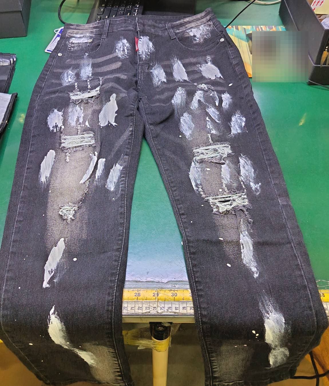 Jean skinny noir délavé pour homme, patchwork unique, détails déchirés, style streetwear, coupe slim stretch, neuf