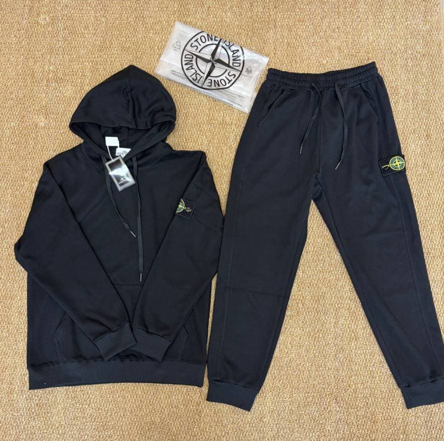 Ensemble 2 pièces Stone Island pour homme : sweat-shirt à capuche uni, classique avec écusson sur la manche, et pantalon de survêtement à taille