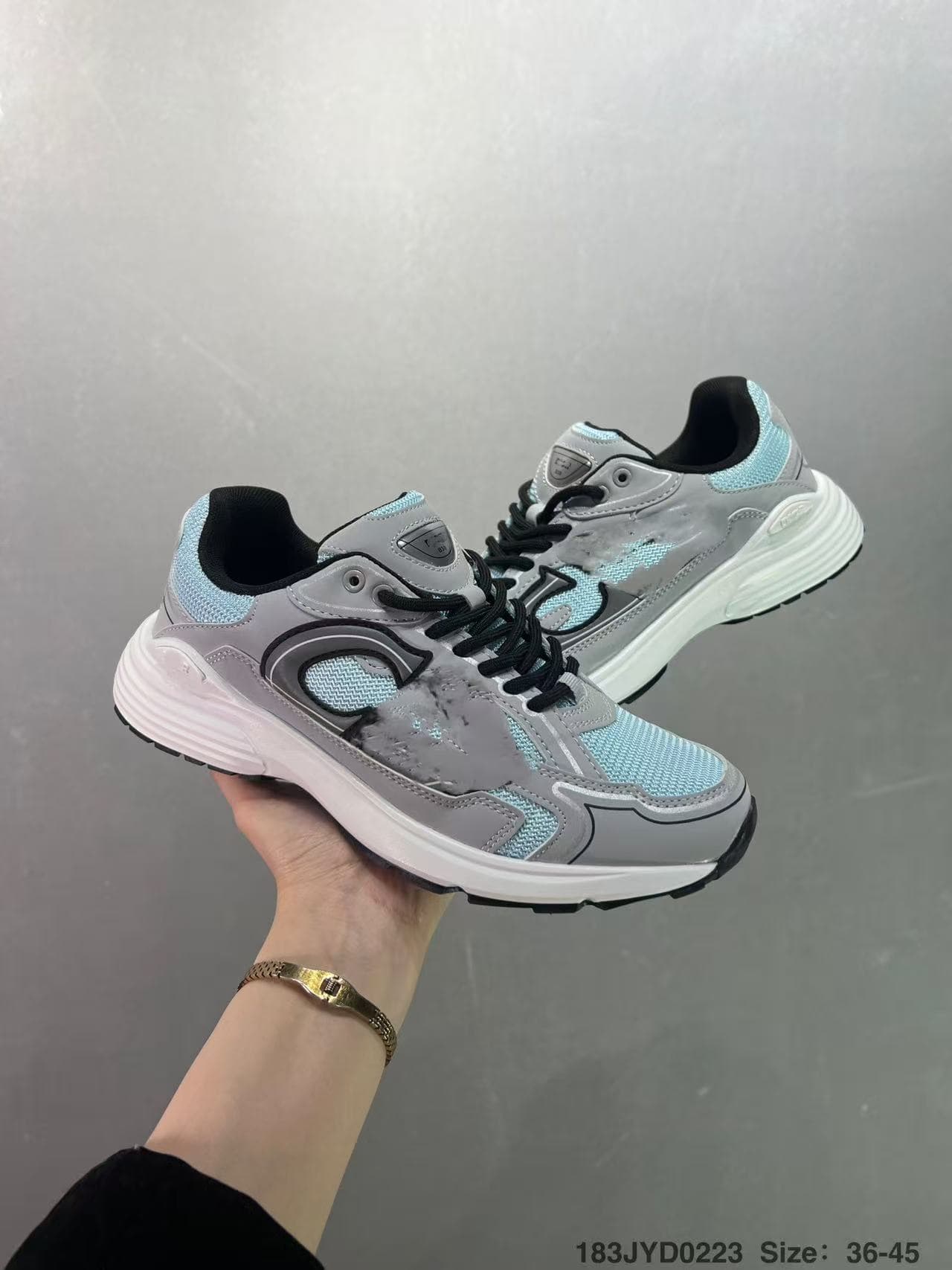 Chaussures de sport basses décontractées à lacets, semelle épaisse et tissu mesh B30, pour hommes et femmes, style « dad shoes ».