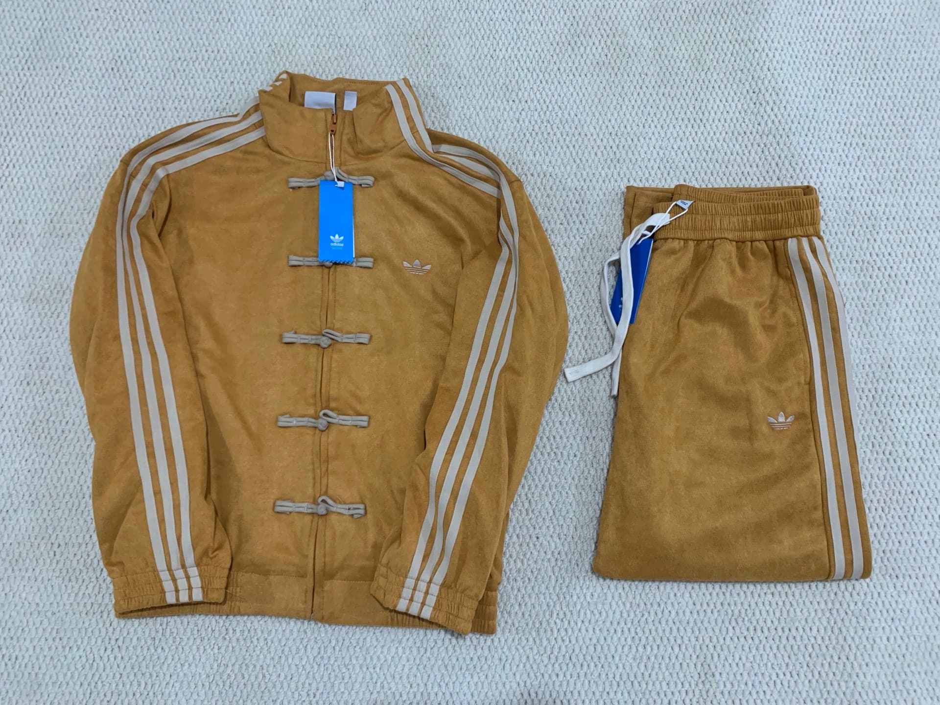 Ensemble veste et pantalon de sport unisexe Adidas Année du Cheval Édition Limitée 2026, style chinois, coupe ample, fermeture éclair et rayures.