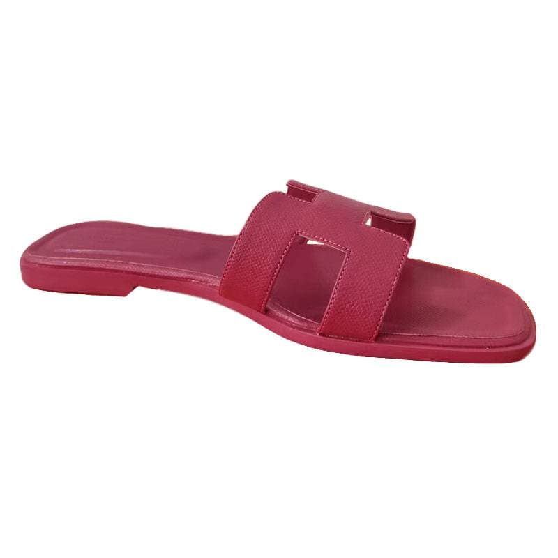 Les femmes portent du cuir avec des pantoufles plates et des sandales