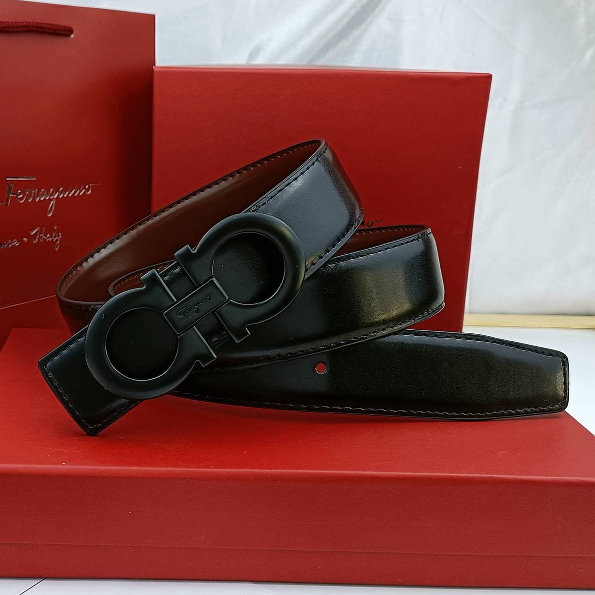 La ceinture ajustée tendance pour homme d'affaires s'accorde facilement avec les vêtements.