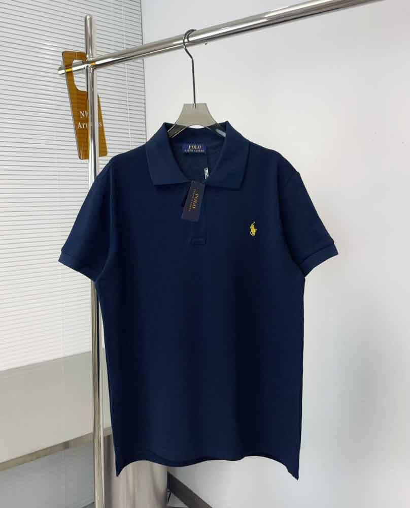 Polo à manches courtes pour homme de marque de haute qualité. Le tissu est confortable et respirant. La finition est parfaite. Il est recommandé